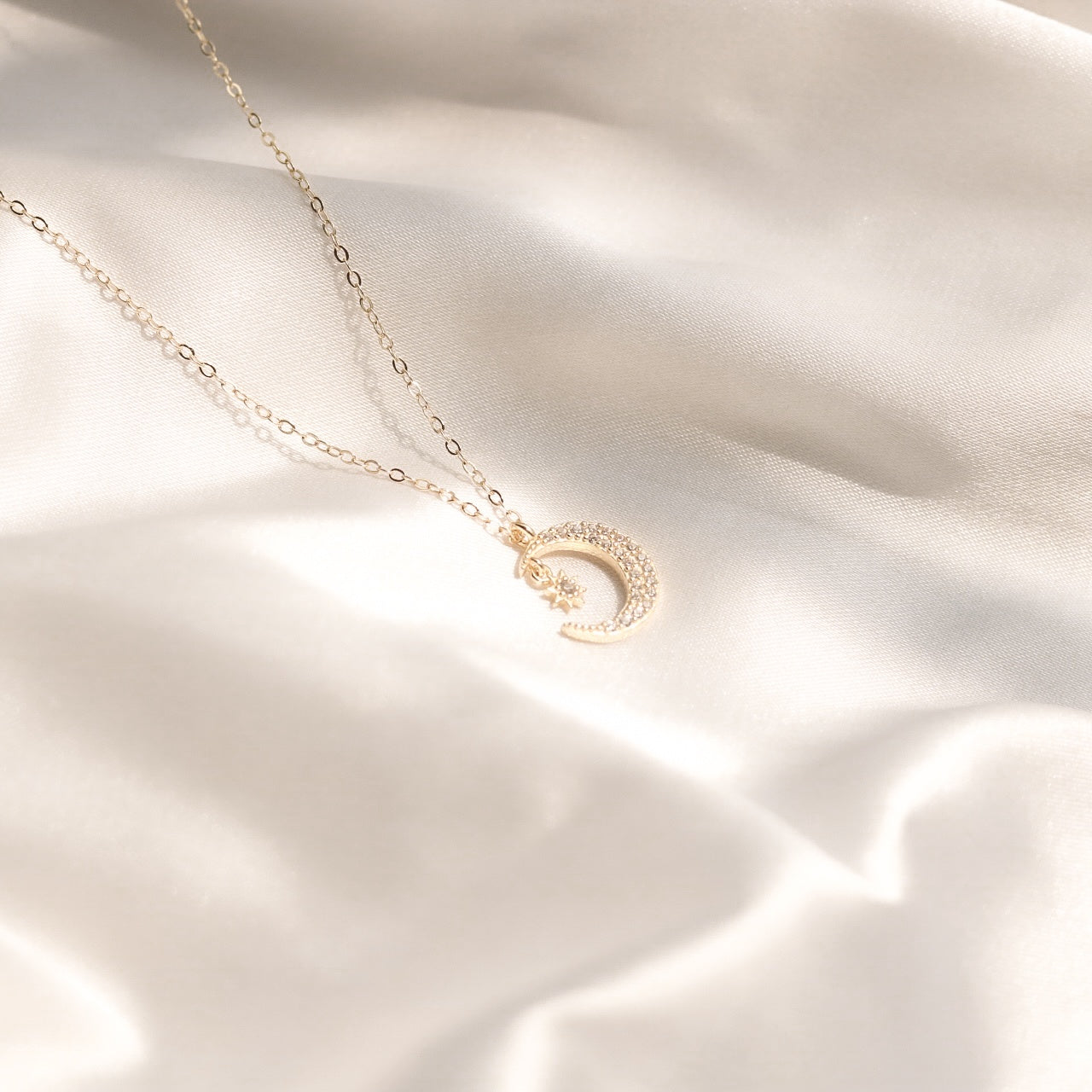 ELVORIA 18K Gold Plated Moon Necklace – 925 Sterling Silver