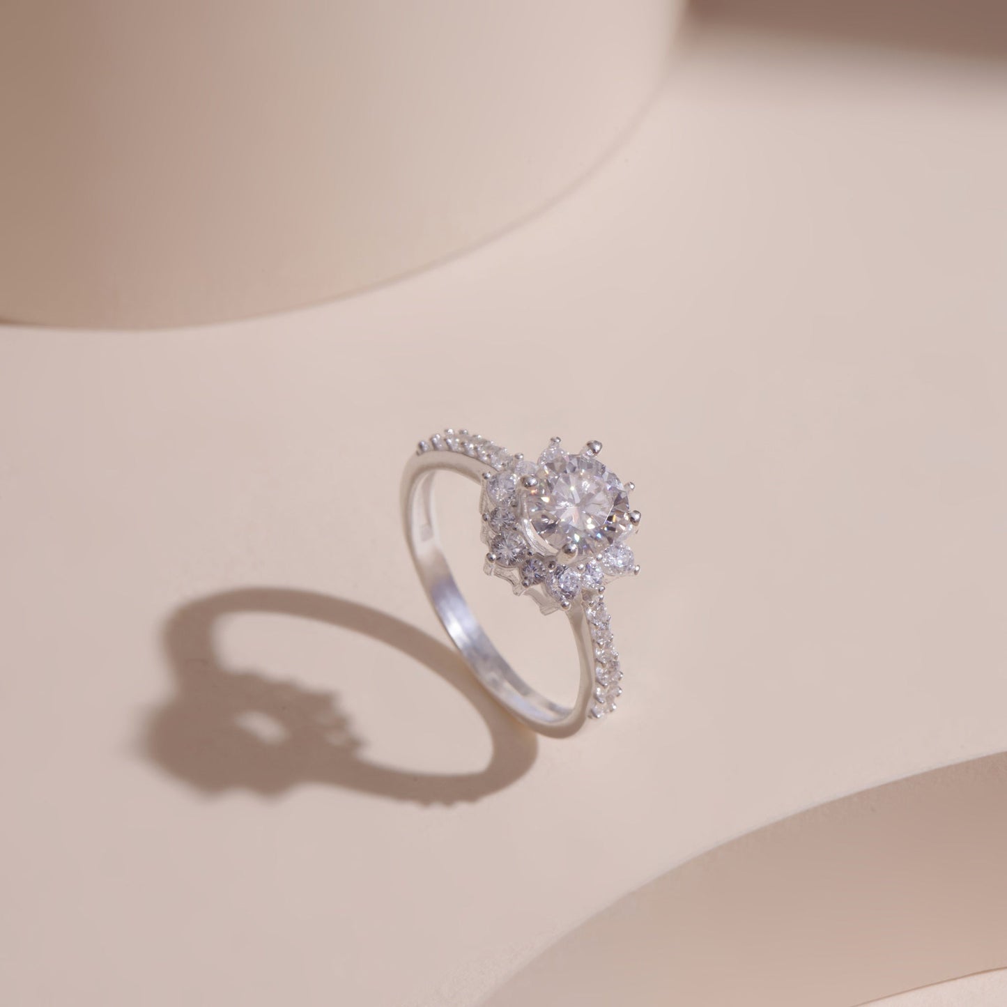 ELVORIA 5mm Moissanite Flower Ring GRA – Platinum Plated 925 Sterling Silver