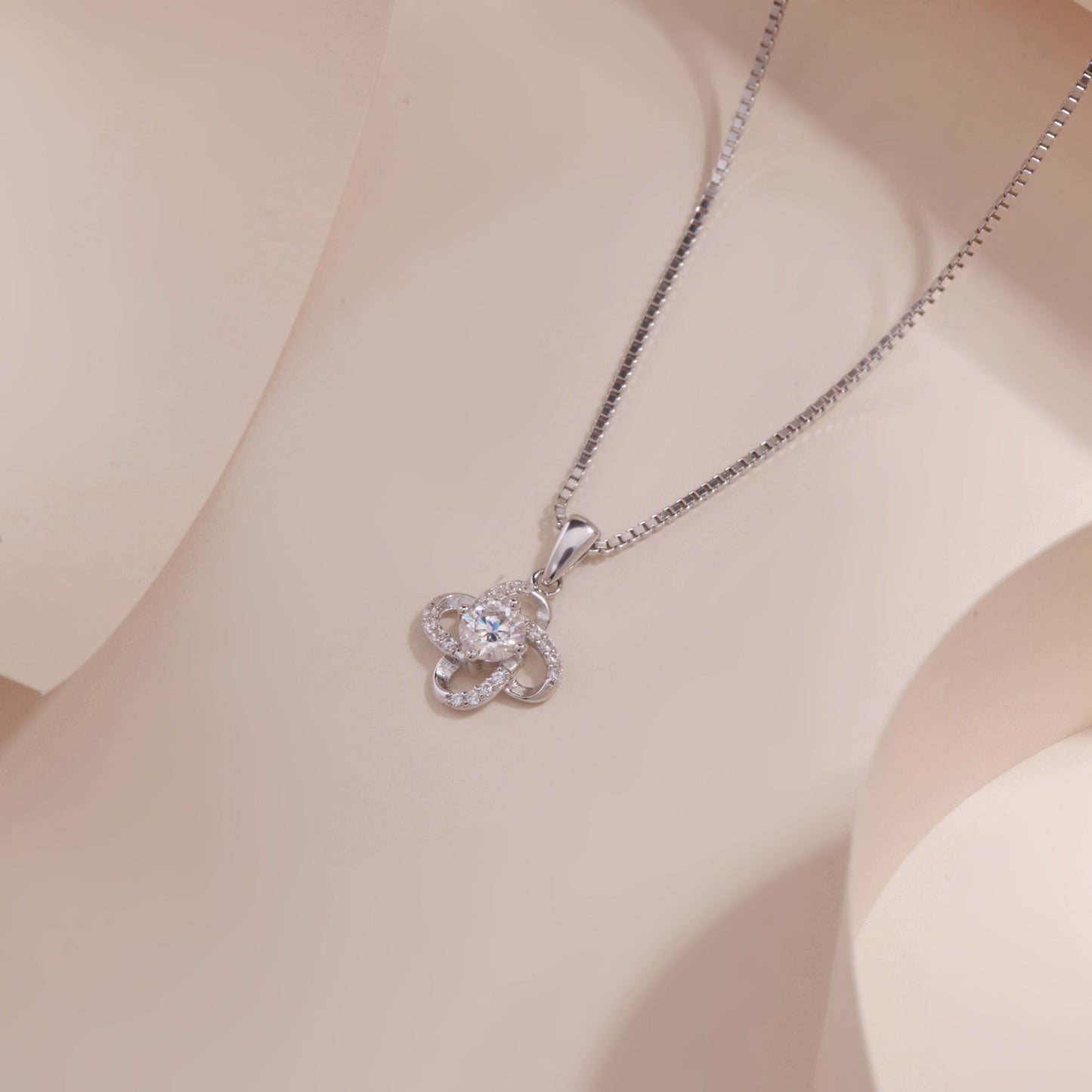 ELVORIA Moissanite Four Leaf Clover Necklace 5mm GRA – 925 Sterling Silver
