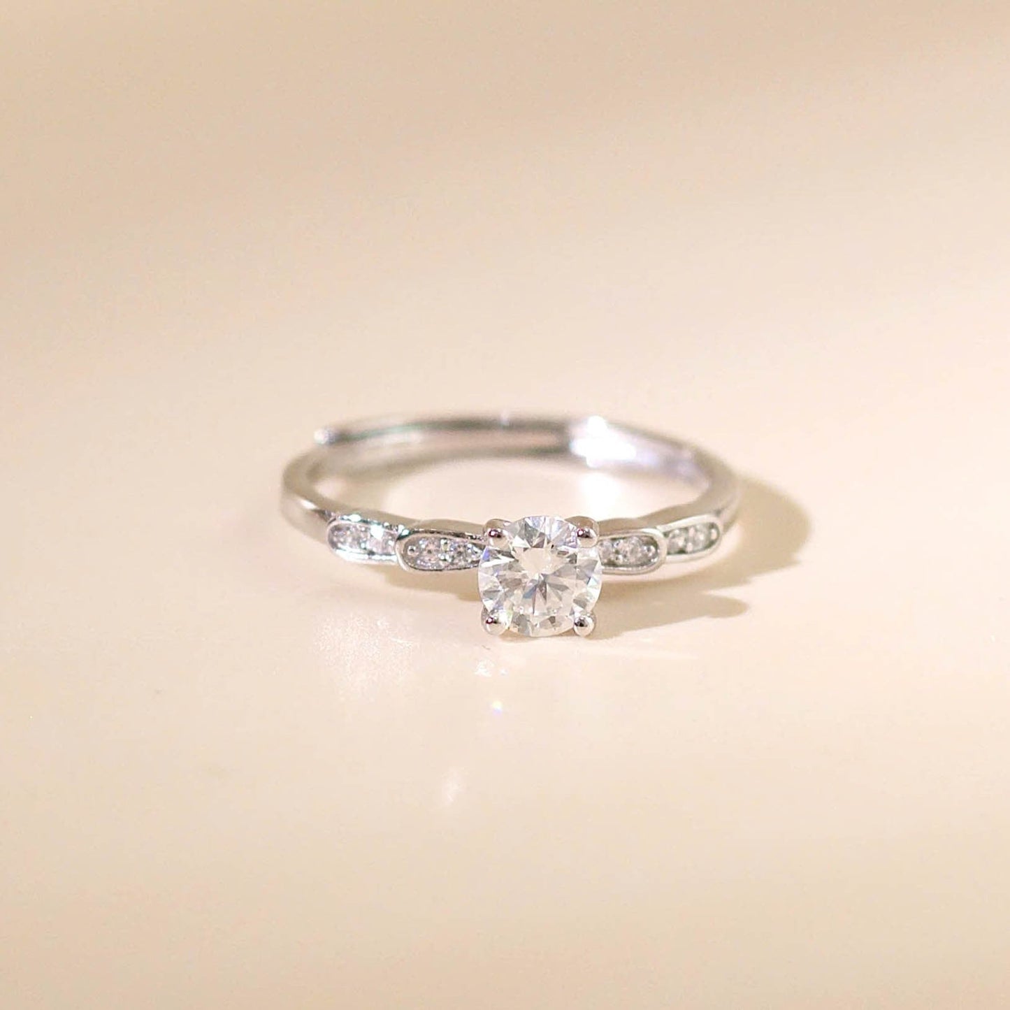 ELVORIA 5mm Moissanite Ring GRA ELVDA128 – Platinum Plated 925 Sterling Silver (Adjustable)